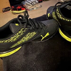 Puma Men's Black and Neon Yellow Sneakers